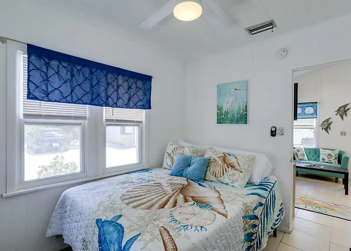 Steps To Seawall: Cozy Indian Rocks Ferienhaus *