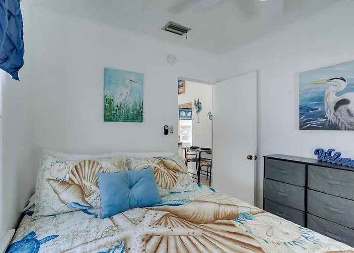 Steps To Seawall: Cozy Indian Rocks Ferienhaus