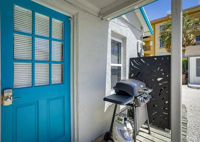 Steps To Seawall: Cozy Indian Rocks Ferienhaus *