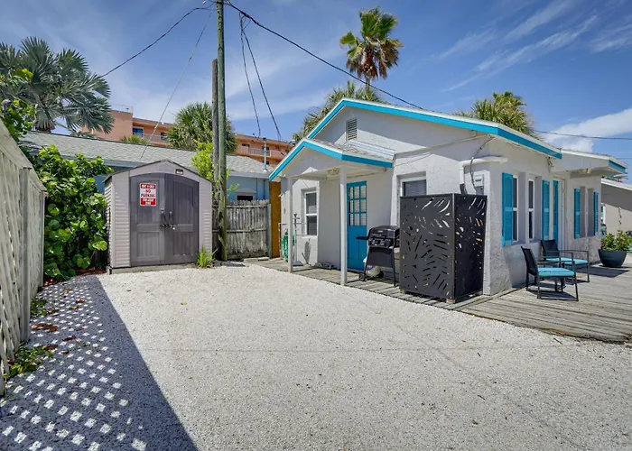 Steps To Seawall: Cozy Indian Rocks Ferienhaus